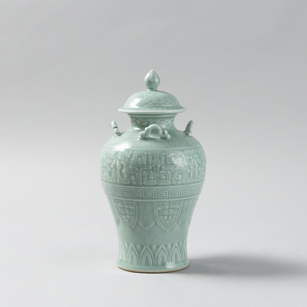 Lot1059 A Exquisite Celadon Glazed Dragon Pattern Bottles Qing Dynasty Qianlong Six-character Mark & Period(1735-1796)