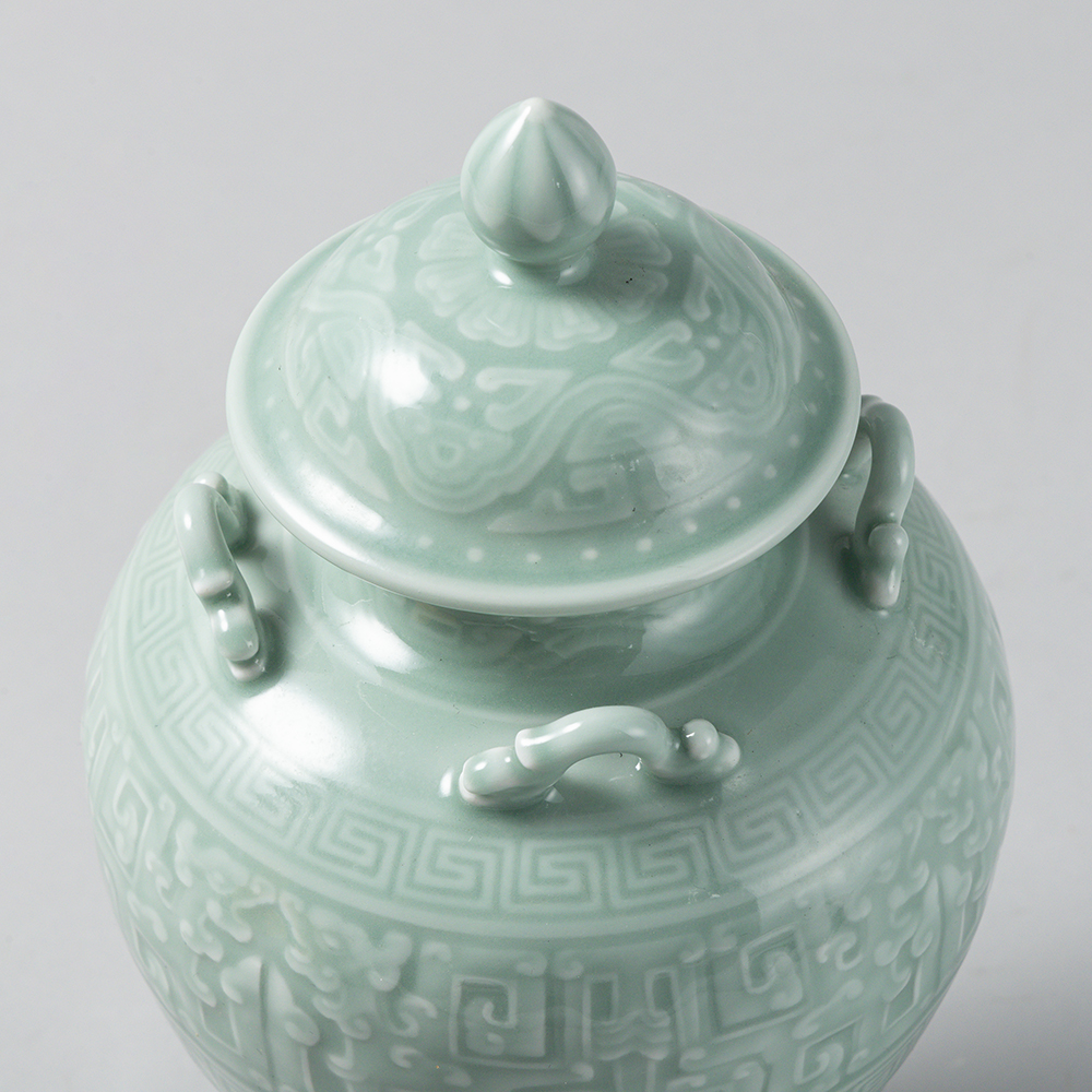 Lot1059 A Exquisite Celadon Glazed Dragon Pattern Bottles Qing Dynasty Qianlong Six-character Mark & Period(1735-1796)