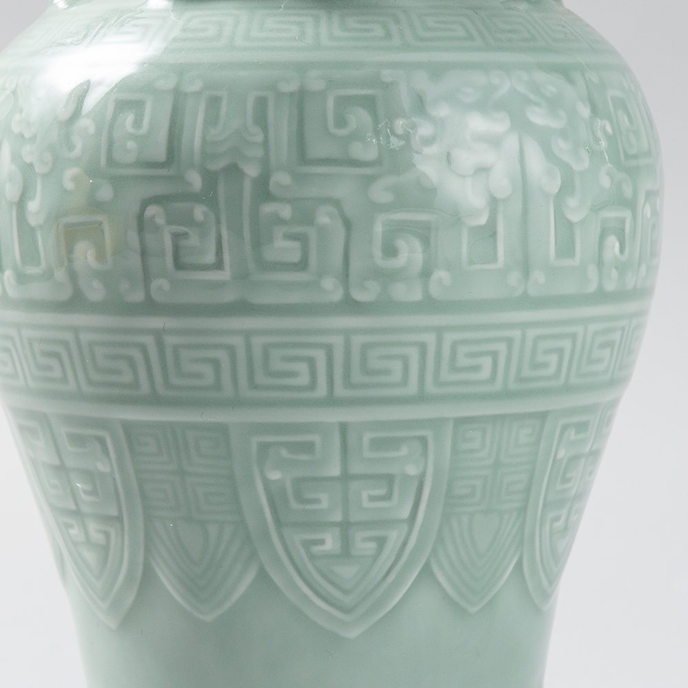 Lot1059 A Exquisite Celadon Glazed Dragon Pattern Bottles Qing Dynasty Qianlong Six-character Mark & Period(1735-1796)