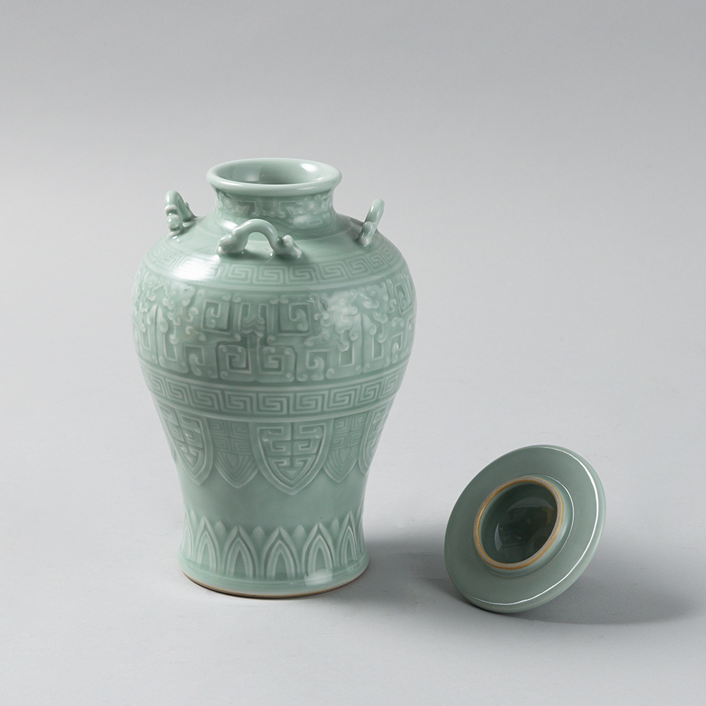 Lot1059 A Exquisite Celadon Glazed Dragon Pattern Bottles Qing Dynasty Qianlong Six-character Mark & Period(1735-1796)