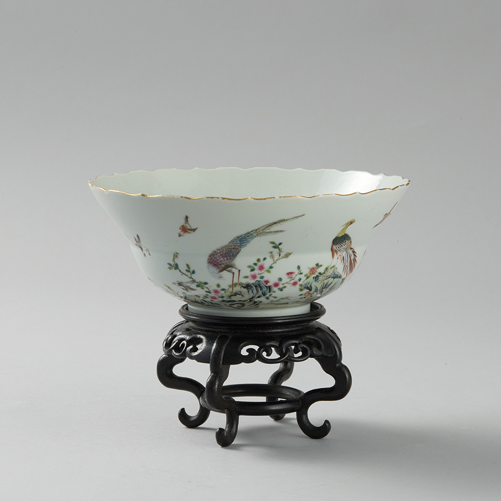 Lot1065 A POLYCHROME-ENAMELED BIRD MOTIF BOWL Daoguang mark but late 19th/20th century