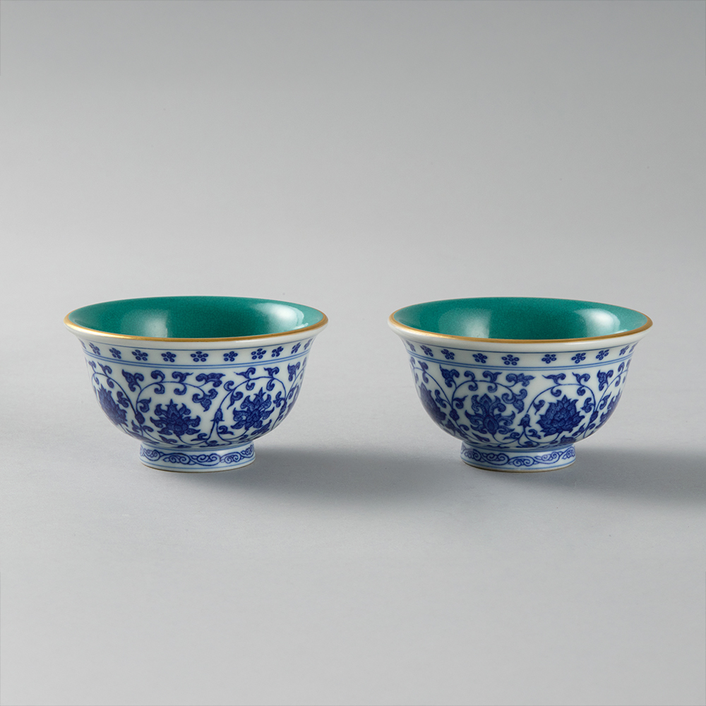 Lot1067 Qing Qianlong blue and white gold-painted floral pattern hand-pressed cup (20th Century)