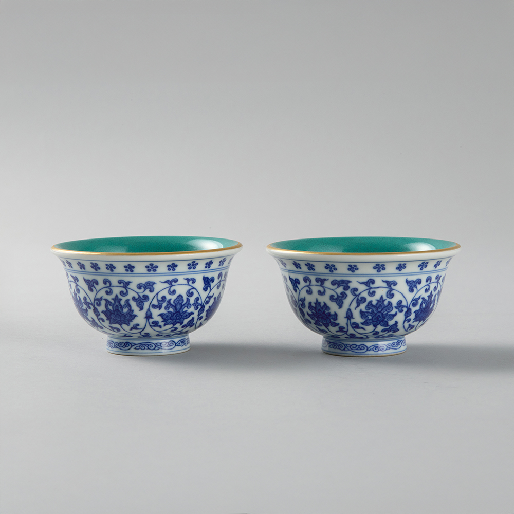 Lot1067 Qing Qianlong blue and white gold-painted floral pattern hand-pressed cup (20th Century)