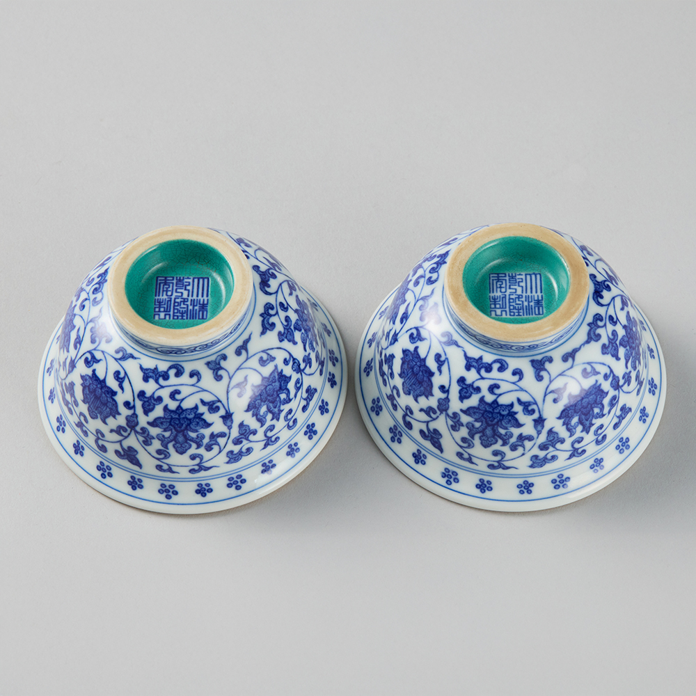 Lot1067 Qing Qianlong blue and white gold-painted floral pattern hand-pressed cup (20th Century)