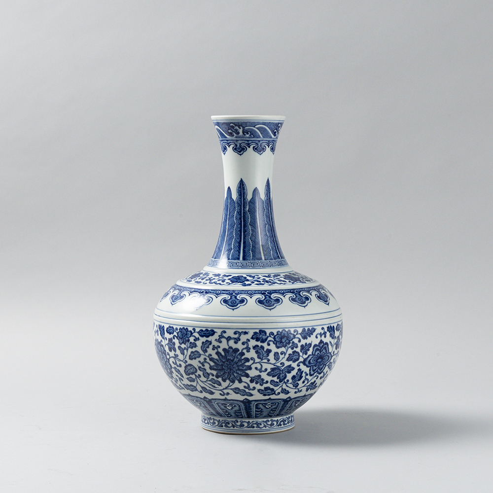 Lot1069 A Chinese blue and white vase with entwined peonies (20th Century)