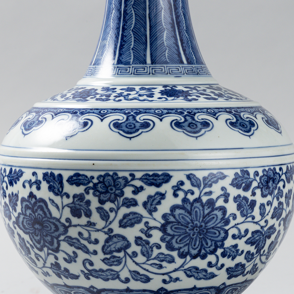 Lot1069 A Chinese blue and white vase with entwined peonies (20th Century)