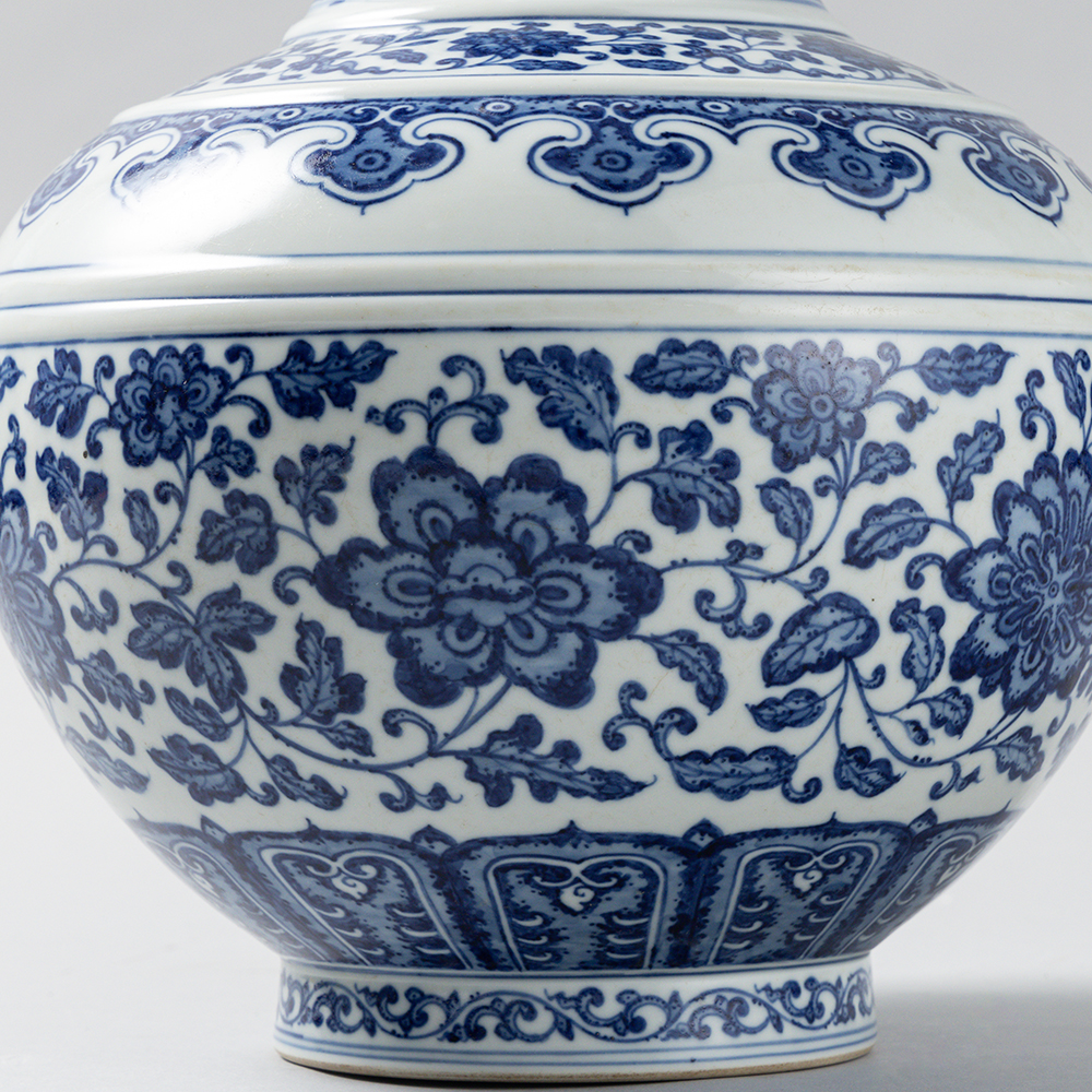 Lot1069 A Chinese blue and white vase with entwined peonies (20th Century)