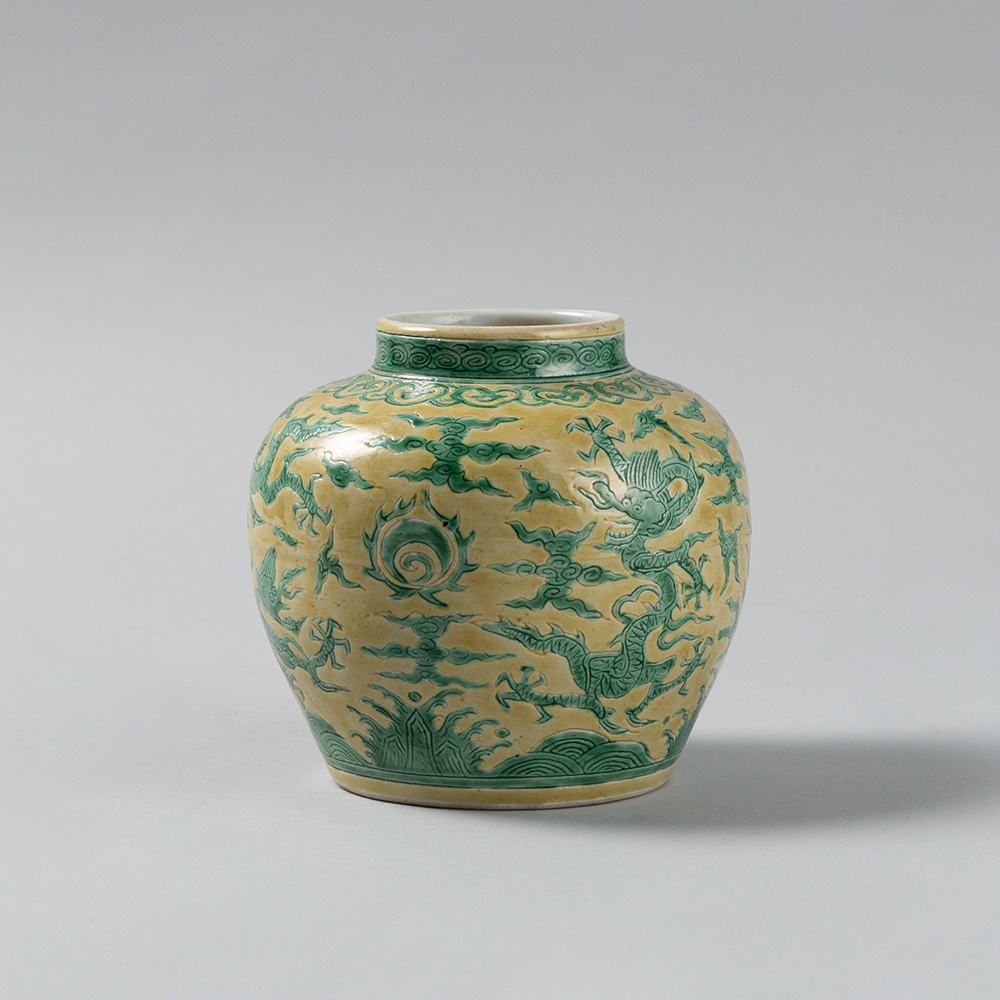 Lot1075 An Exquisite Yellow Glazed Dragon Pattern Jar Ming Dynasty,Longqing Six-character Mark & Period(명나라 융경제 1537-1572)