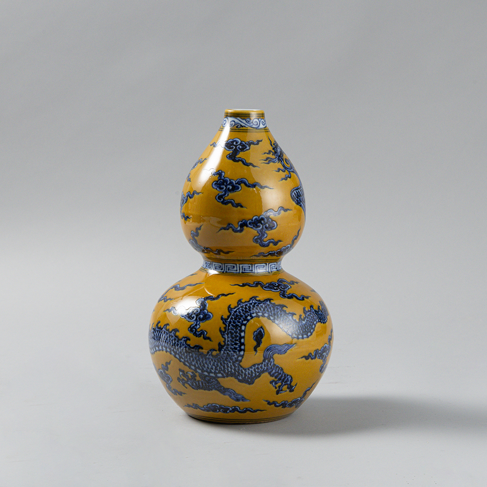 Lot1076 Blue and White Dragon and Phoenix Pattern Gourd-Shaped Vase Ming Dynasty, Xuande Six-character Mark & Period(명나라 선덕제 1399-1435)