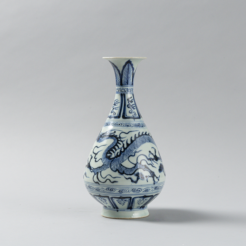 Lot1077 A Rare Blue and White Dragon Pattern Vase Yuan Dynasty (원나라 1271-1368)