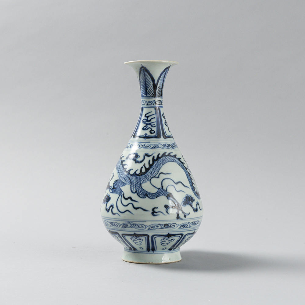 Lot1077 A Rare Blue and White Dragon Pattern Vase Yuan Dynasty (원나라 1271-1368)