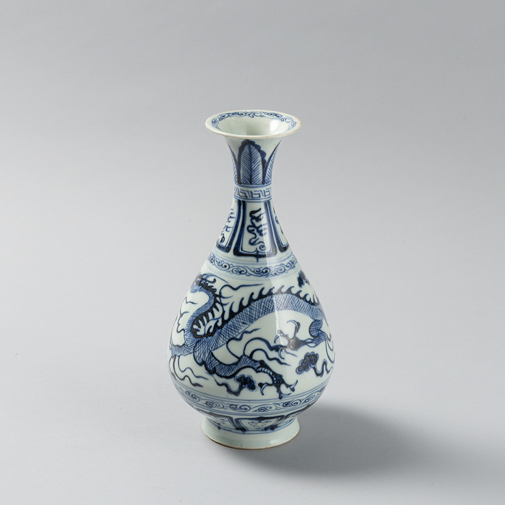 Lot1077 A Rare Blue and White Dragon Pattern Vase Yuan Dynasty (원나라 1271-1368)