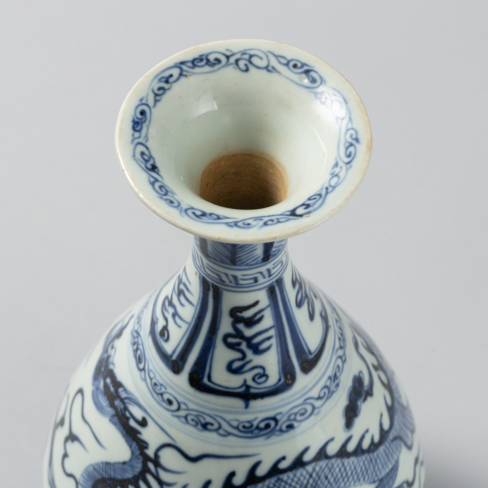 Lot1077 A Rare Blue and White Dragon Pattern Vase Yuan Dynasty (원나라 1271-1368)