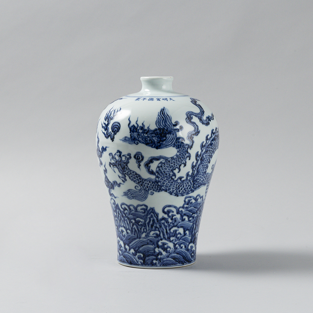 Lot1078 A Rare Blue and White Seawater and Dragon Pattern Vase Ming Dynasty Xuande Six-character Mark & Period(1399-1435)