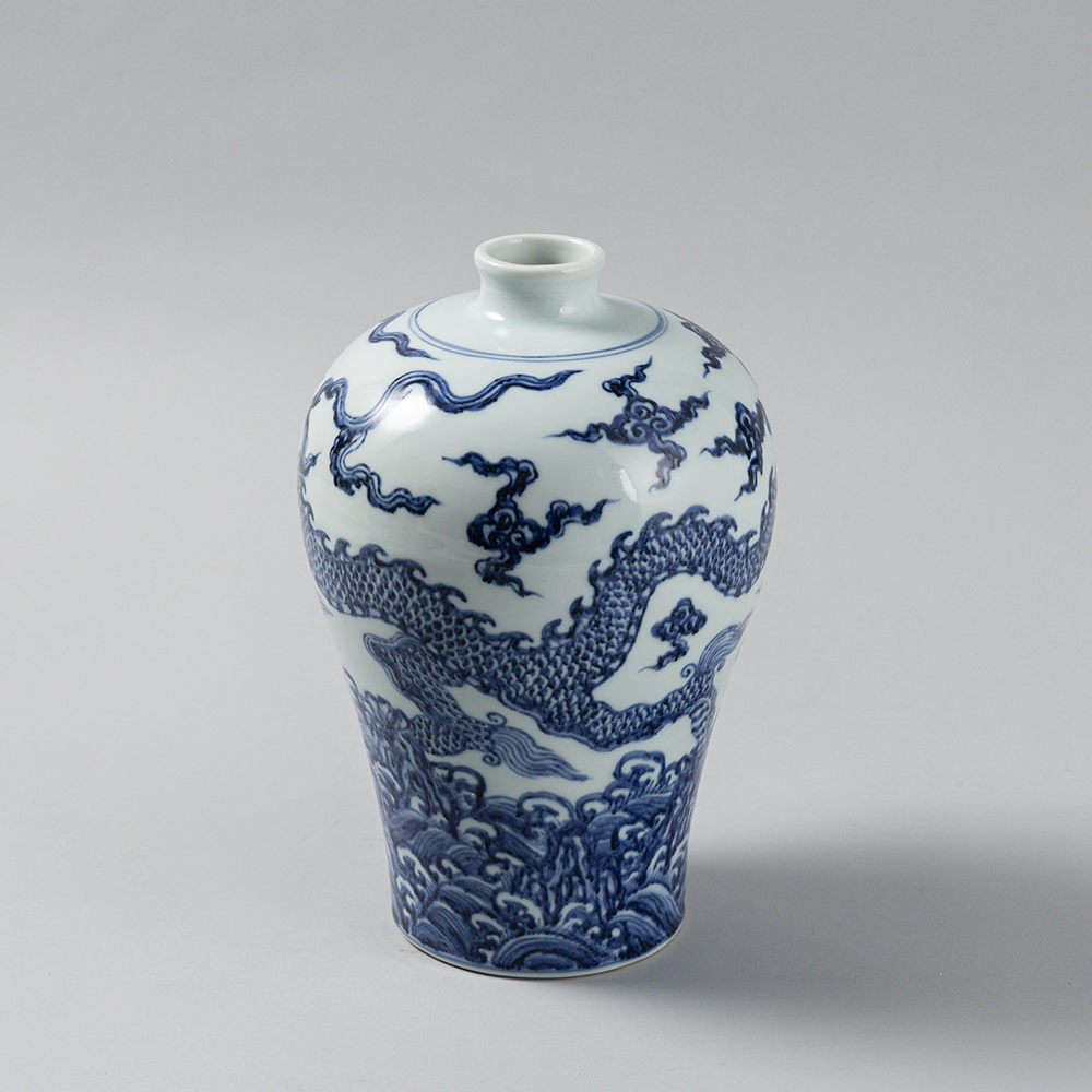 Lot1078 A Rare Blue and White Seawater and Dragon Pattern Vase Ming Dynasty Xuande Six-character Mark & Period(1399-1435)