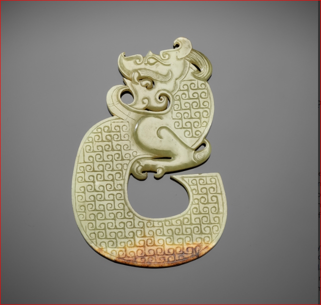 Lot2024 A GREEN AND RUSSET ‘DRAGON’ PENDANT, HAN DYNASTY (한나라 206 BC-220 AD)