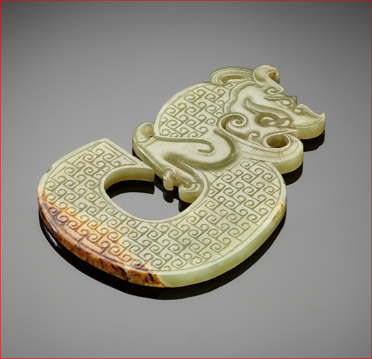 Lot2024 A GREEN AND RUSSET ‘DRAGON’ PENDANT, HAN DYNASTY (한나라 206 BC-220 AD)