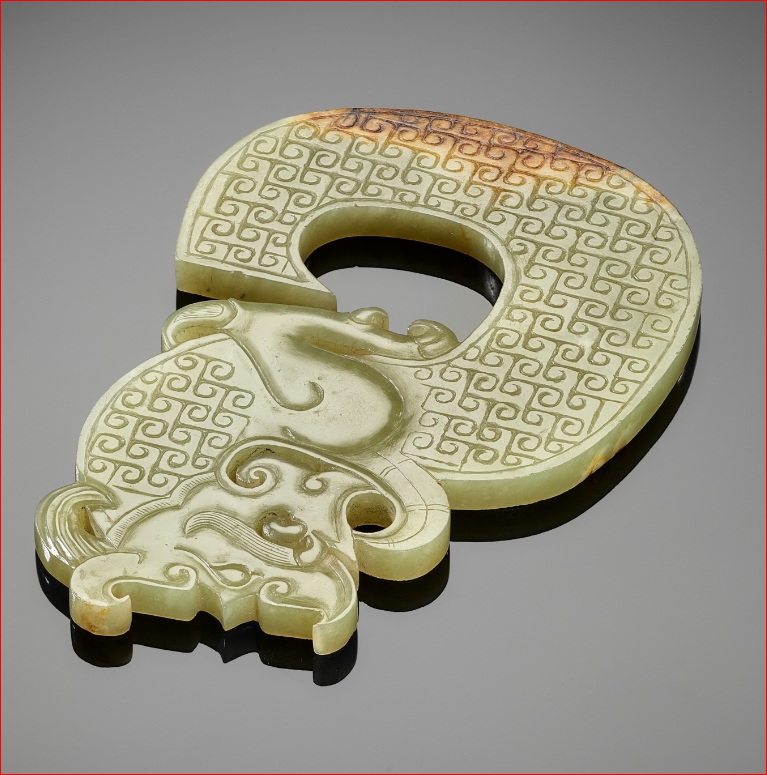 Lot2024 A GREEN AND RUSSET ‘DRAGON’ PENDANT, HAN DYNASTY (한나라 206 BC-220 AD)