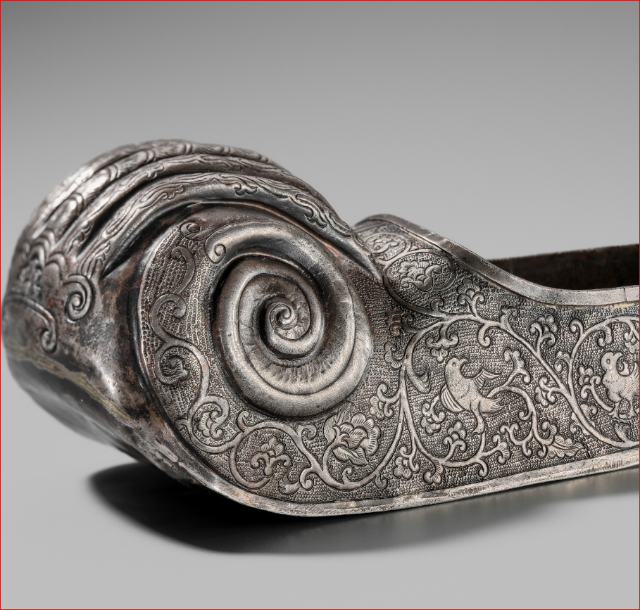 Lot3016 A RARE PAIR OF SILVER REPOUSSÉ WOMEN’S SHOES, TANG TO LIAO DYNASTY(당나라-요나라 617-1125)