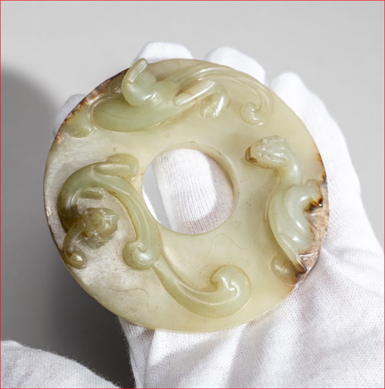 Lot2027 A CELADON JADE DISC WITH COILED DRAGONS, WESTERN HAN DYNASTY (BC 2세기-1세기 경)