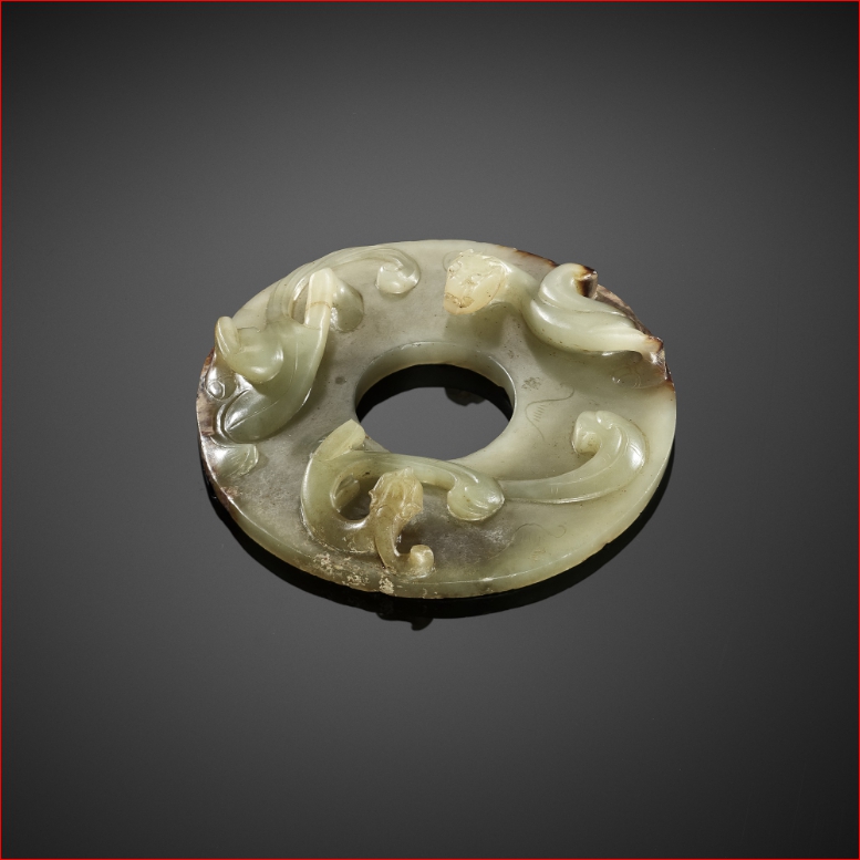 Lot2027 A CELADON JADE DISC WITH COILED DRAGONS, WESTERN HAN DYNASTY (BC 2세기-1세기 경)