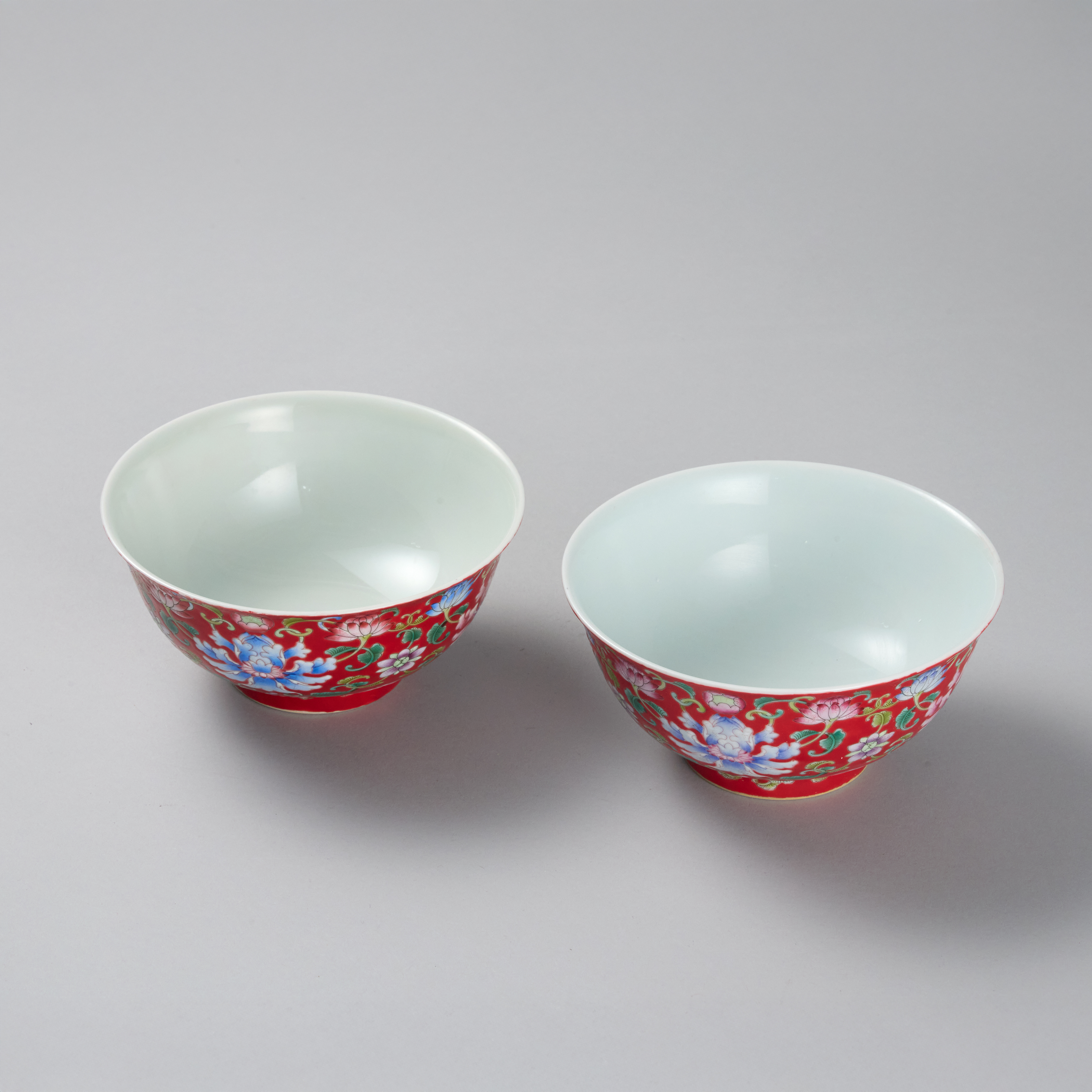 Lot1085 Chinese famille rose porcelain bowl pair Qing dynasty Qianlong Mark BUT 20th Century