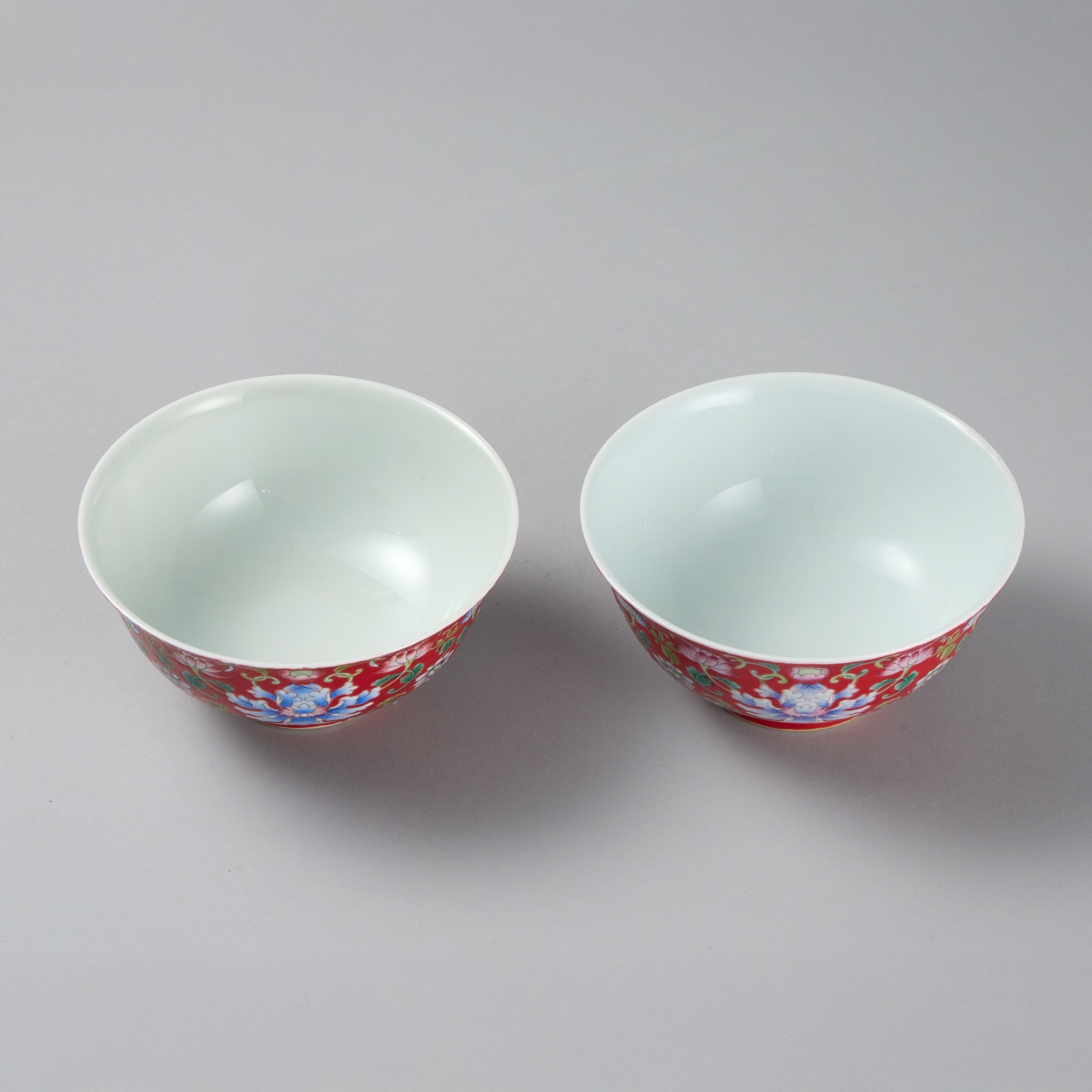 Lot1085 Chinese famille rose porcelain bowl pair Qing dynasty Qianlong Mark BUT 20th Century