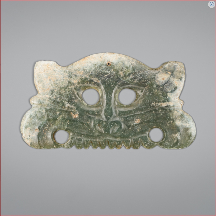 Lot2027 AN ARCHAISTIC HONGSHAN STYLE CELADON JADE TOOTHED ANIMAL MASK PENDANT( late Qing Dynasty 20세기초)