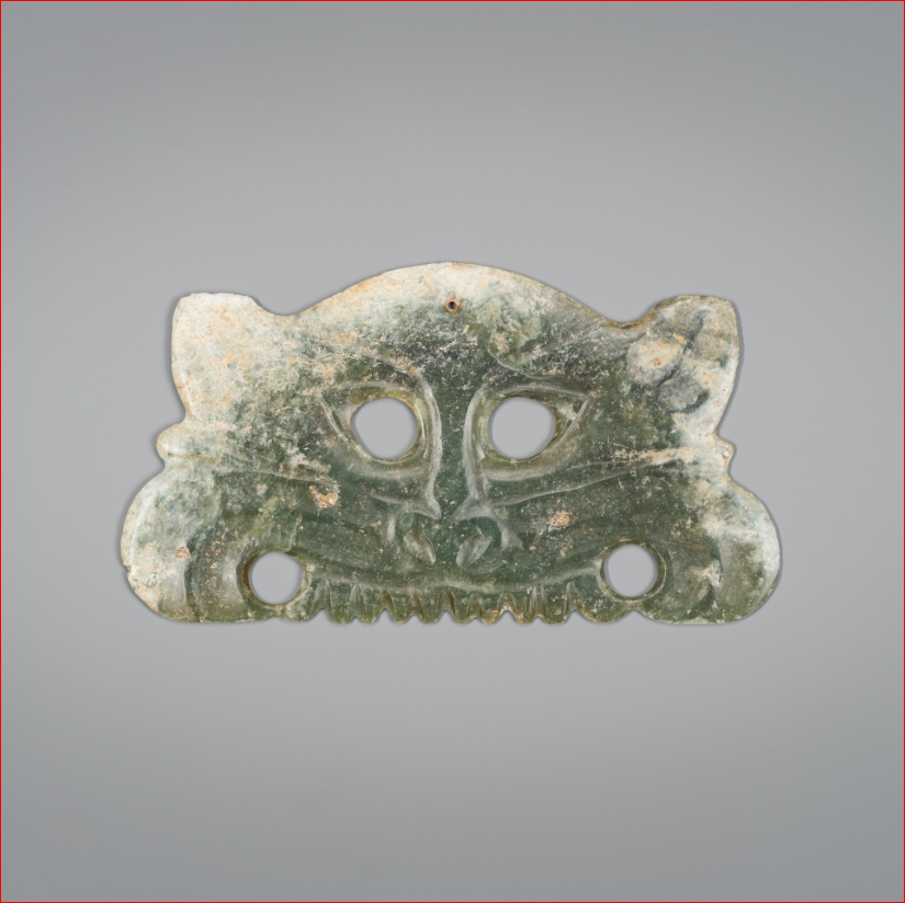 Lot2027 AN ARCHAISTIC HONGSHAN STYLE CELADON JADE TOOTHED ANIMAL MASK PENDANT( late Qing Dynasty 20세기초)